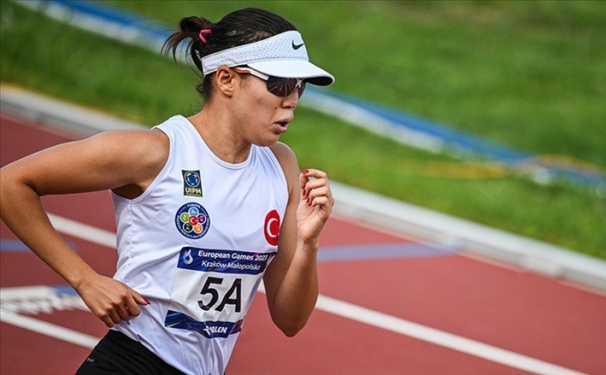 Cumhuriyet kad�n� �lke, yine 'ilk' pe�inde