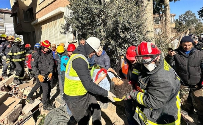 40 ya��ndaki kad�n depremden 80 saat sonra kurtar�ld�