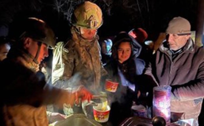 Mehmet�ik deprem b�lgesinde 40 bin ki�ilik s�cak yemek da��tt�