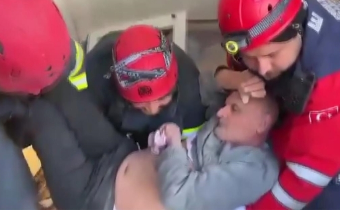 69 ya��ndaki ki�i enkazdan 57 saat sonra kurtar�ld�