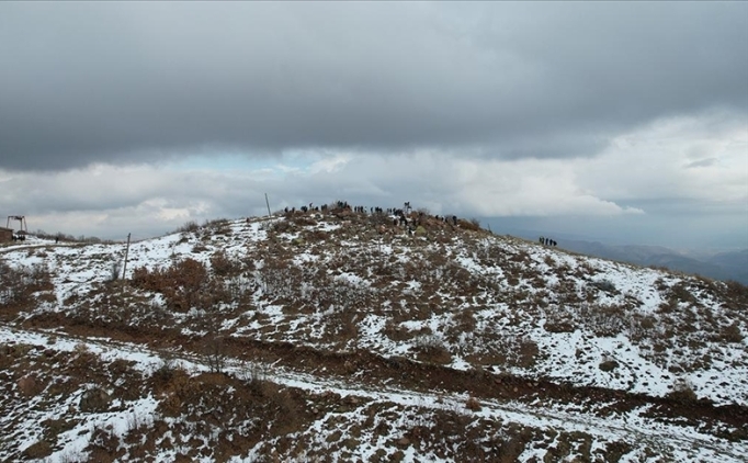 Bing�l'de �niversite ��rencileri 2 bin rak�ml� da��n zirvesine t�rmand�