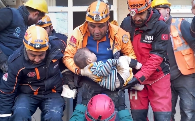 2 ya��ndaki �ocuk 79 saat sonra kurtar�ld�