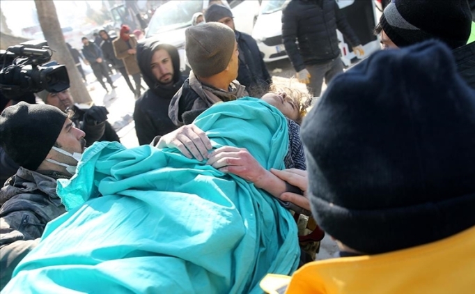 Enkazdan 58 saat sonra bir �ocuk kurtar�ld�