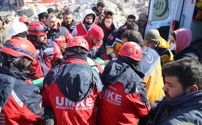 Malatya'da enkaz alt�nda kalan ya�l� adam 80 saat sonra kurtar�ld�