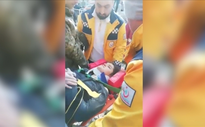 Ad�yaman'da bir kad�n, askerler taraf�ndan enkazdan ��kar�ld�