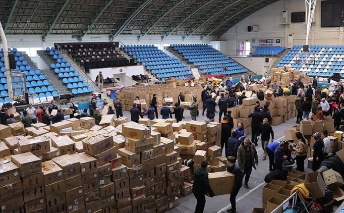 Gurbet�ilerin toplad��� yard�m malzemeleri T�rkiye'ye getirildi