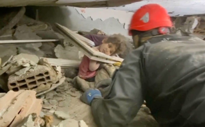 Enkaz alt�nda kalan ailenin 3 ya��ndaki k�z� da kurtar�ld�