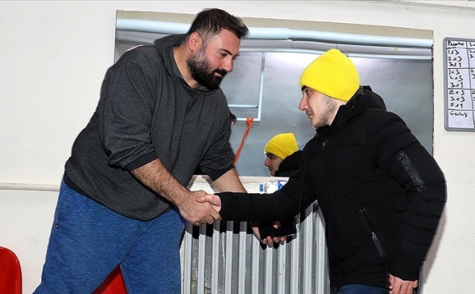 Halterle bacak kaslar�n� g��lendiren bedensel engelli Eray mutlulu�a 'ad�m' att�