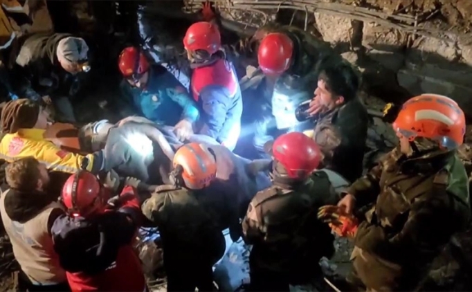 Depremden 45 saat sonra 1 ki�i enkazdan kurtar�ld�