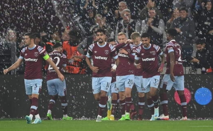 West Ham, 4 gol ile AEK Larnaca' eledi