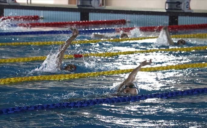 Y�zme sporcusu ��renciler, yar�y�l tatilinde Erzurum'da g�� depoluyor