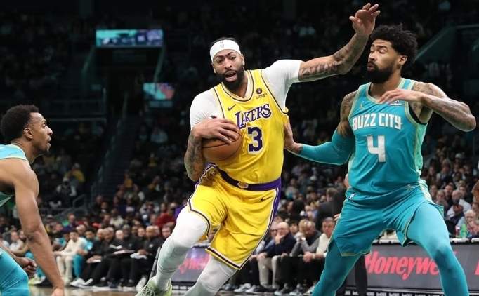 Davis'in triple-double'yla Lakers, Charlotte'ta kazand!