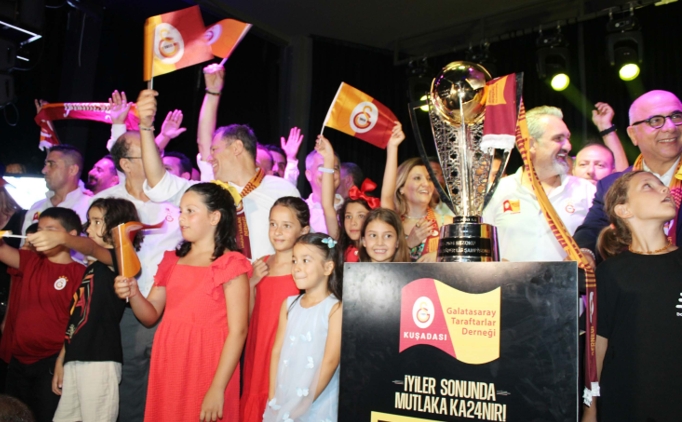 Galatasaray'n ampiyonluk kupas taraftarlarla bulutu