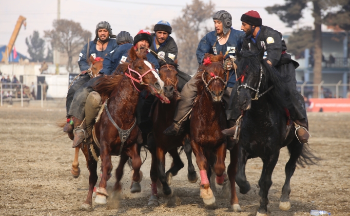 Afganlar, milli sporlar� buzka�i ile heyecan dolu anlar ya�ad�