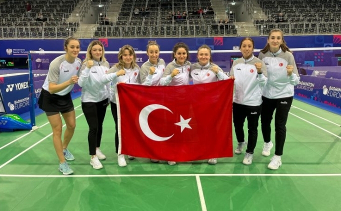 Kadn Badminton Milli Takm 1'de 1 ile balad!