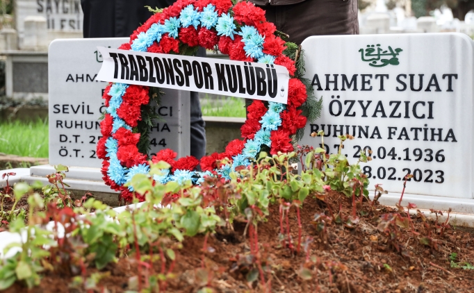 Ahmet Suat �zyaz�c�, kabri ba��nda an�ld�