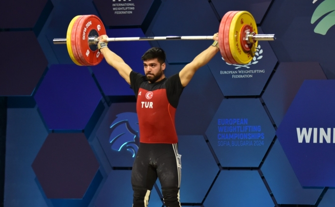 Milli halterci Enes �elik, koparmada d�rd�nc� oldu