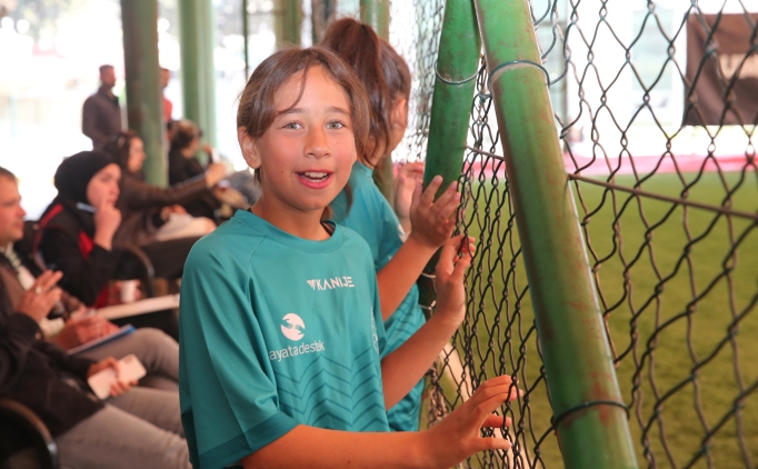 Hatay'da depremzede k�z �ocuklar� aras�nda d�zenlenen futbol turnuvas� ba�lad�