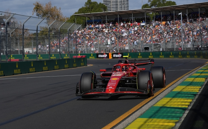 Avustralya Grand Prix'inde kazanan Carlos Sainz