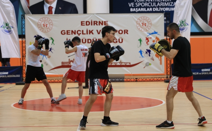 Edirne'deki amat�r kul�plere 10 milyon liral�k destek