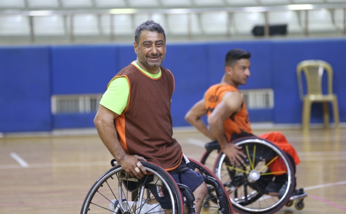 Tekerlekli sandalye basketbol tak�m�nda 32 y�ld�r ter d�k�yor