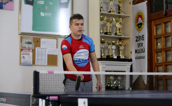 Otizmli Ata, �zel sporcular masa tenisi milli tak�m�na girmeyi hedefliyor