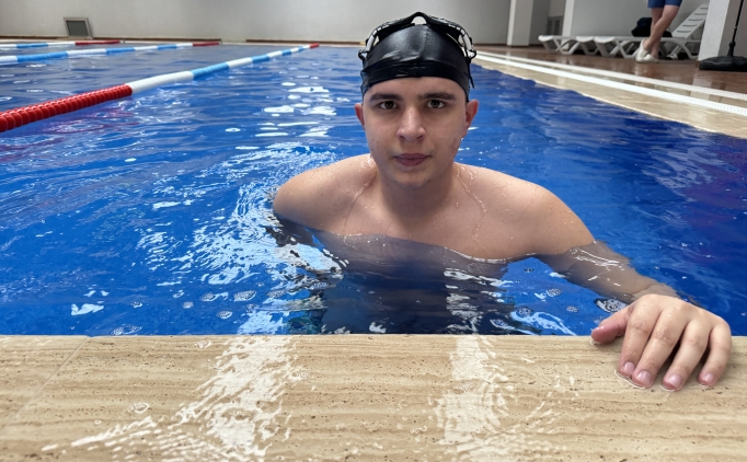 Otizmli gen� �ekinerek ba�lad��� y�zmede madalya hedefliyor