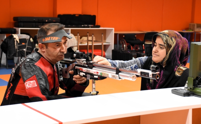 Milli paralimpik at�c�n�n en b�y�k destek�isi e�i oldu