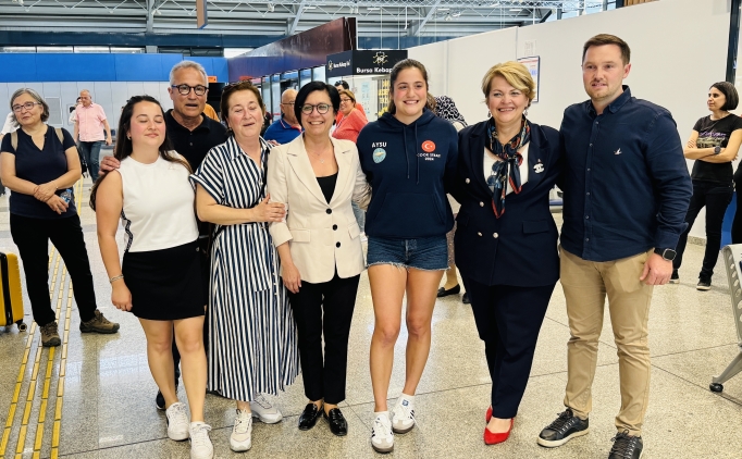 Rekortmen y�z�c� Aysu T�rko�lu'na co�kulu kar��lama