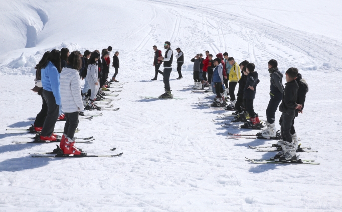 Hakkari'de 3 bin 200 renciye kayak eitimi verildi