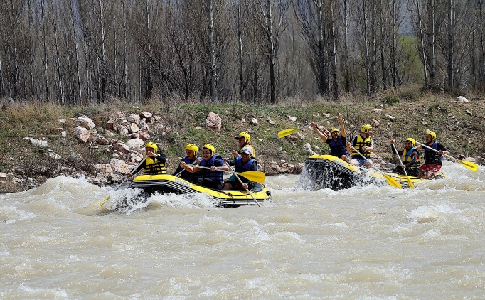 lkbaharda cokun akan oruh Nehri rafting tutkunlarn arlyor