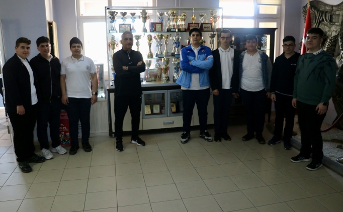 Y�zlerce kupas� olan lise, sportif ba�ar�lar�yla dikkati �ekiyor