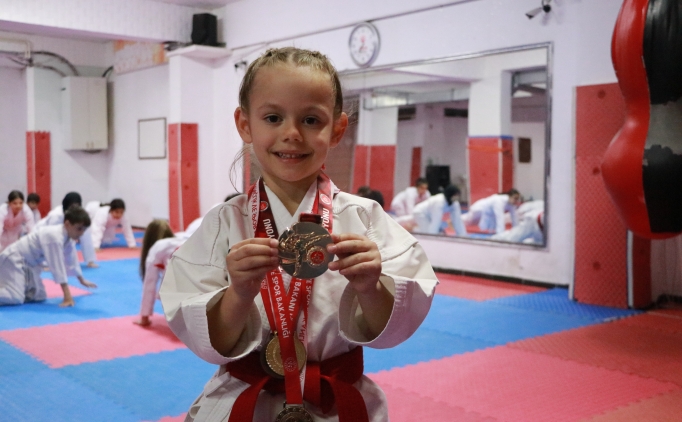 Karateye ge�en y�l ba�layan 6 ya��ndaki Ayza Akg�n, T�rkiye �ampiyonu oldu