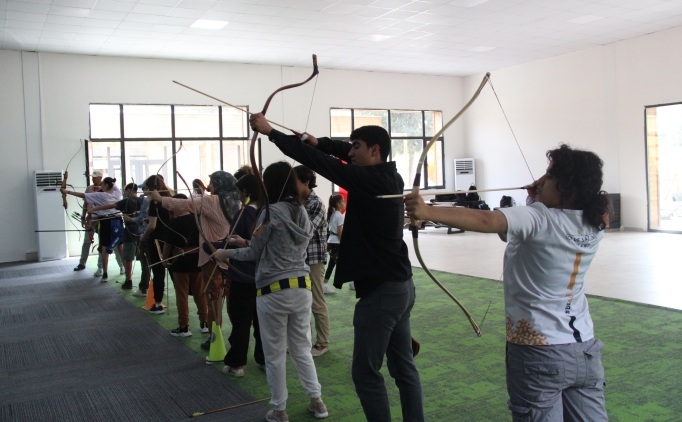 Hatay'da depremzede �ocuklar �ampiyonluk i�in yay �ekiyor