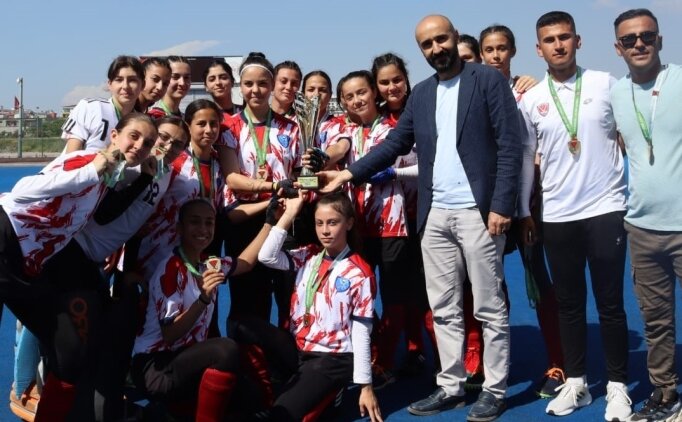 Kad�nlar ve Erkekler A��k Alan Hokey 1. Lig m�sabakalar� Osmaniye'de yap�ld�