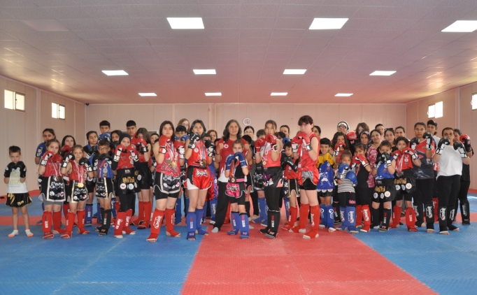 Mersin'de anneler, muaythai sporcusu evlatlar�n� idmanlarda yaln�z b�rakm�yor