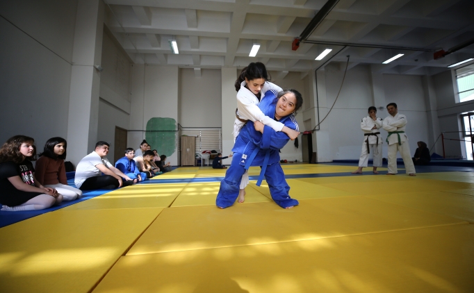 Down sendromlu judocu gen�lerin ba�ar�s� akranlar�n� da spora y�nlendirdi
