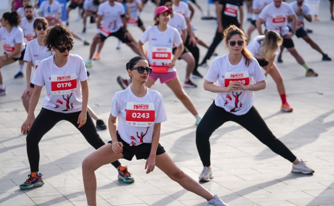 �zmir'de gen�lerin kat�l�m�yla yol ko�usu yap�ld�