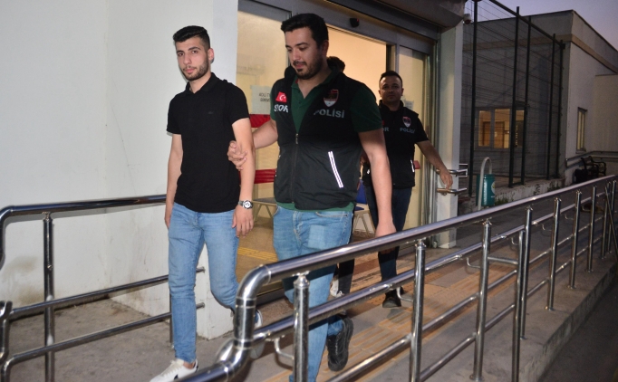 Reklam panolar�n�n aras�nda sis bombas�; 2 ki�i g�z alt�nda