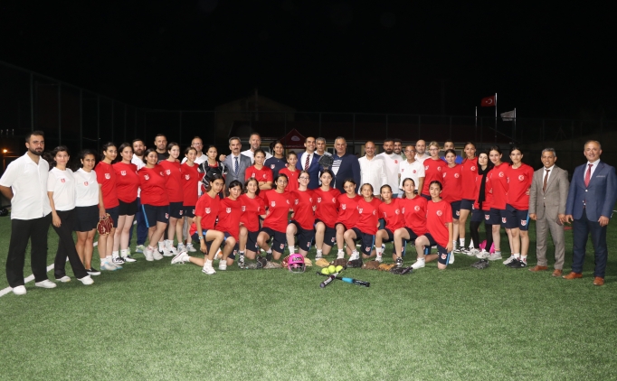 U-15 Softbol Milli Tak�m� haz�rl�klar�n� s�rd�r�yor