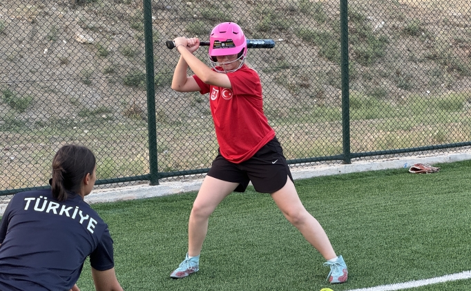 15 Ya� Alt� Softbol K�z Milli Tak�m�, Avrupa �ampiyonas�'nda ilki hedefliyor.