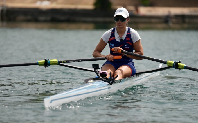 Elis �zbay: 'Bayra��m� tekrardan dalgaland�racak olmak gurur verici'