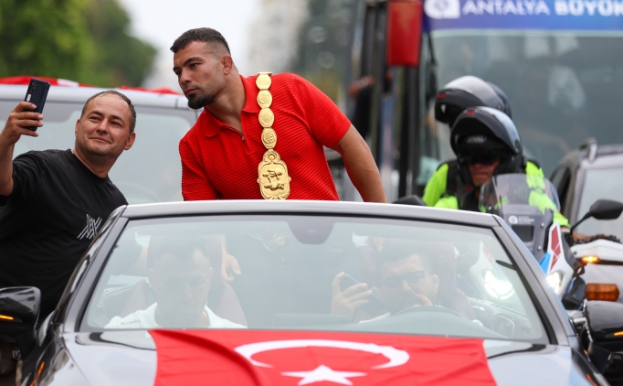 K�rkp�nar kazanan� Yusuf Can Zeybek'e co�kulu kar��lama