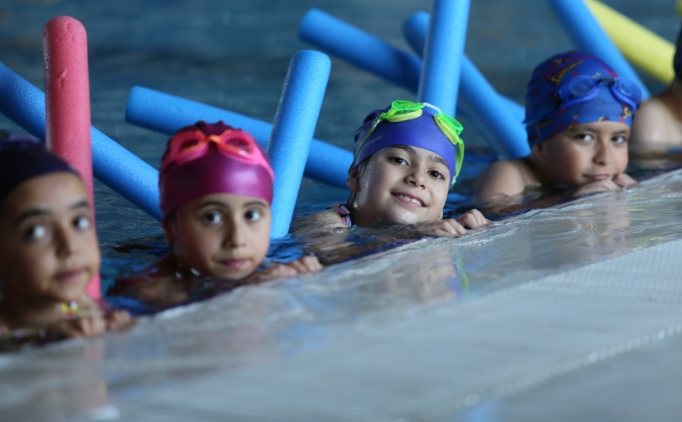 Karsl� �ocuklar 'so�uk kentin s�cak havuzunda' spor yap�yor