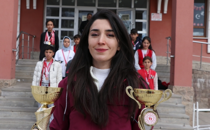 Elif retmen sayesinde atletizme balayan Erzurumlu kzlar baarya kouyor