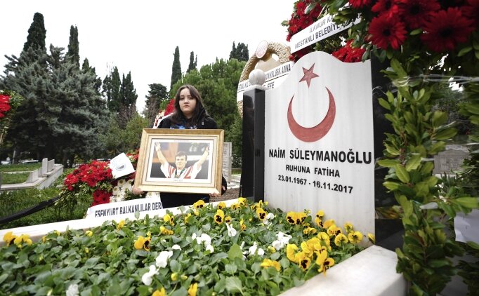 Naim S�leymano�lu, vefat�n�n 7. y�l�nda kabri ba��nda an�ld�
