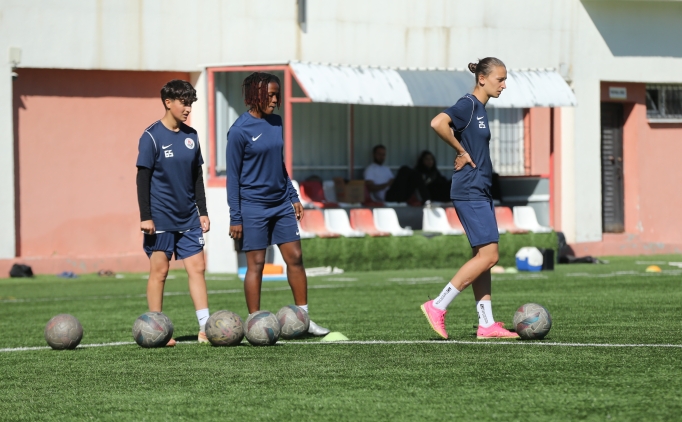 Hakkari'de kadn futbolcular algy deitiriyor