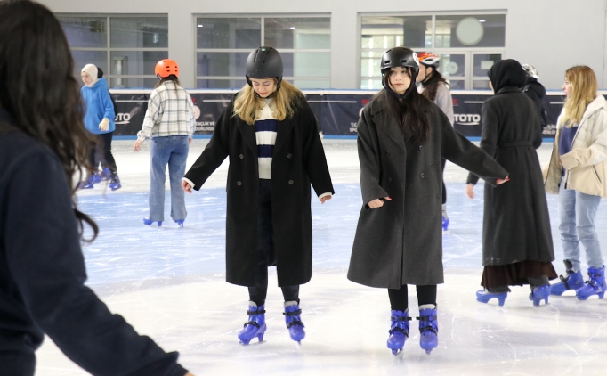 Erzurum'a gelen renciler buz pateniyle tanyor