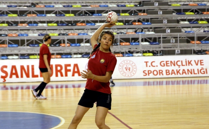 �anl�urfal� hentbolcu gen� k�zlar�n hedefi �st lige ��kmak