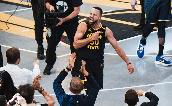 Curry, bir baka 'Night Night' performansyla bu kez Dallas' ykt! 